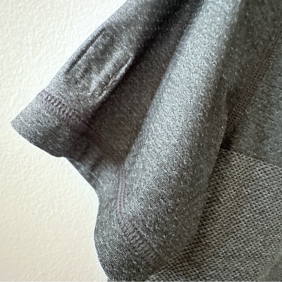 Vuori Grandview Tech Shirt Grey Small - Picture 6 of 8